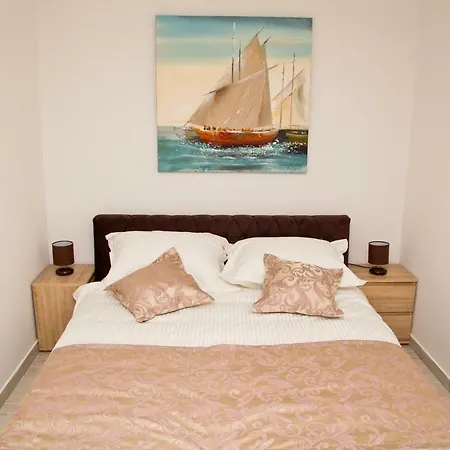 Deluxe Nika Kastela